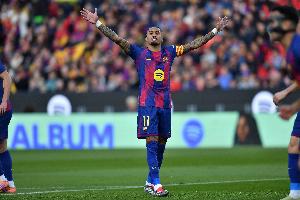 记者：拉菲尼亚缺席合练出战马竞存疑，德容可以出战