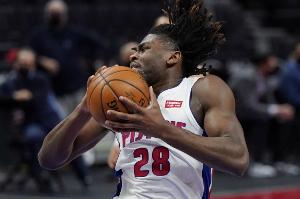 钱包要遭罪了！斯图尔特以替补身份参与冲突 将被停薪禁赛！