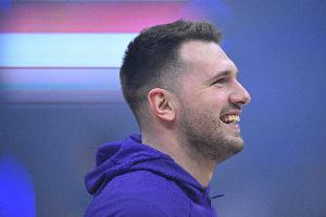 举报：有人搞小动作！东契奇和克莱伯场下相互调戏