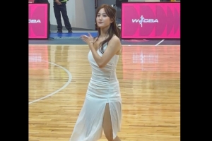 白裙舞动场边风采！媒体人分享广东女篮主场啦啦队表演