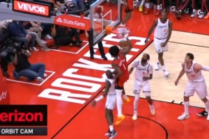 欺负人了！阿门篮下旱地拔葱骑着邓恩直接单臂补扣